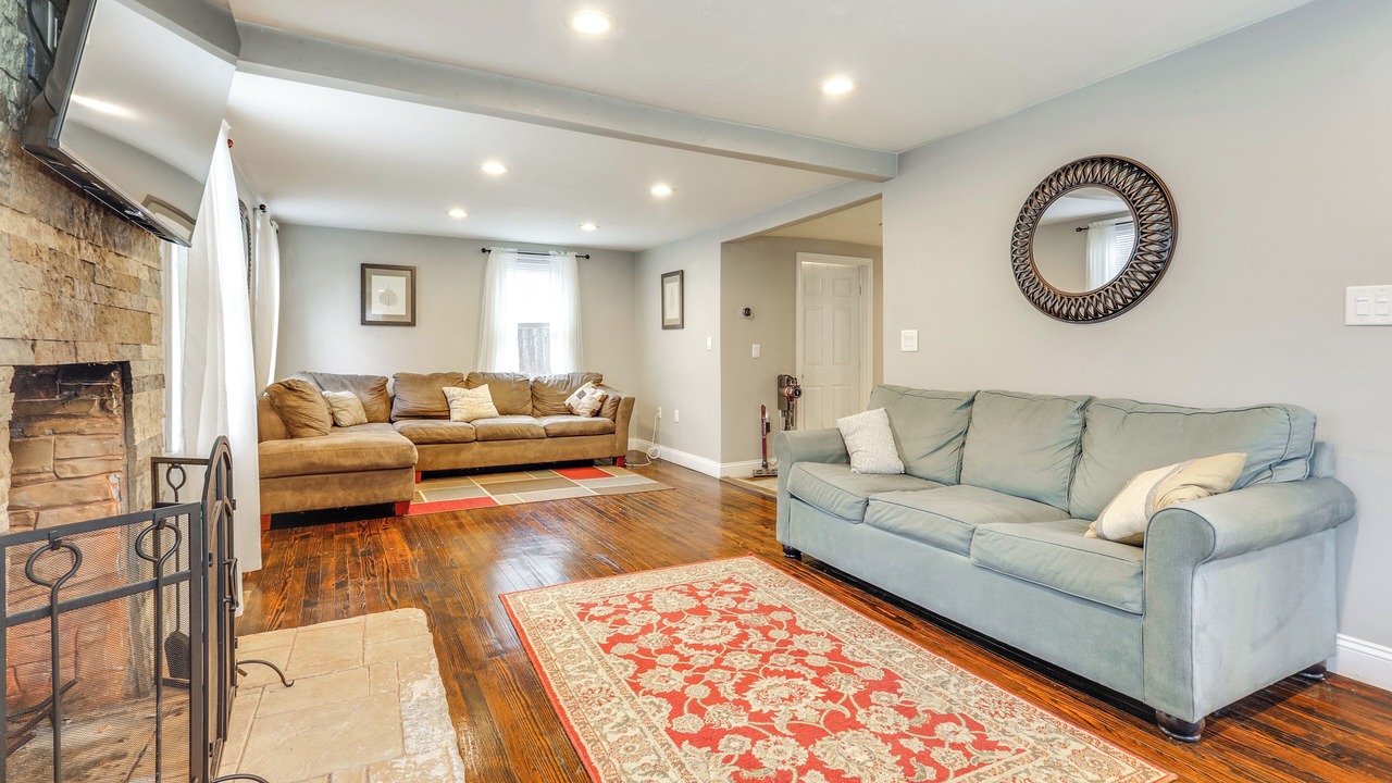 Photo of Livingroom in Foxboro