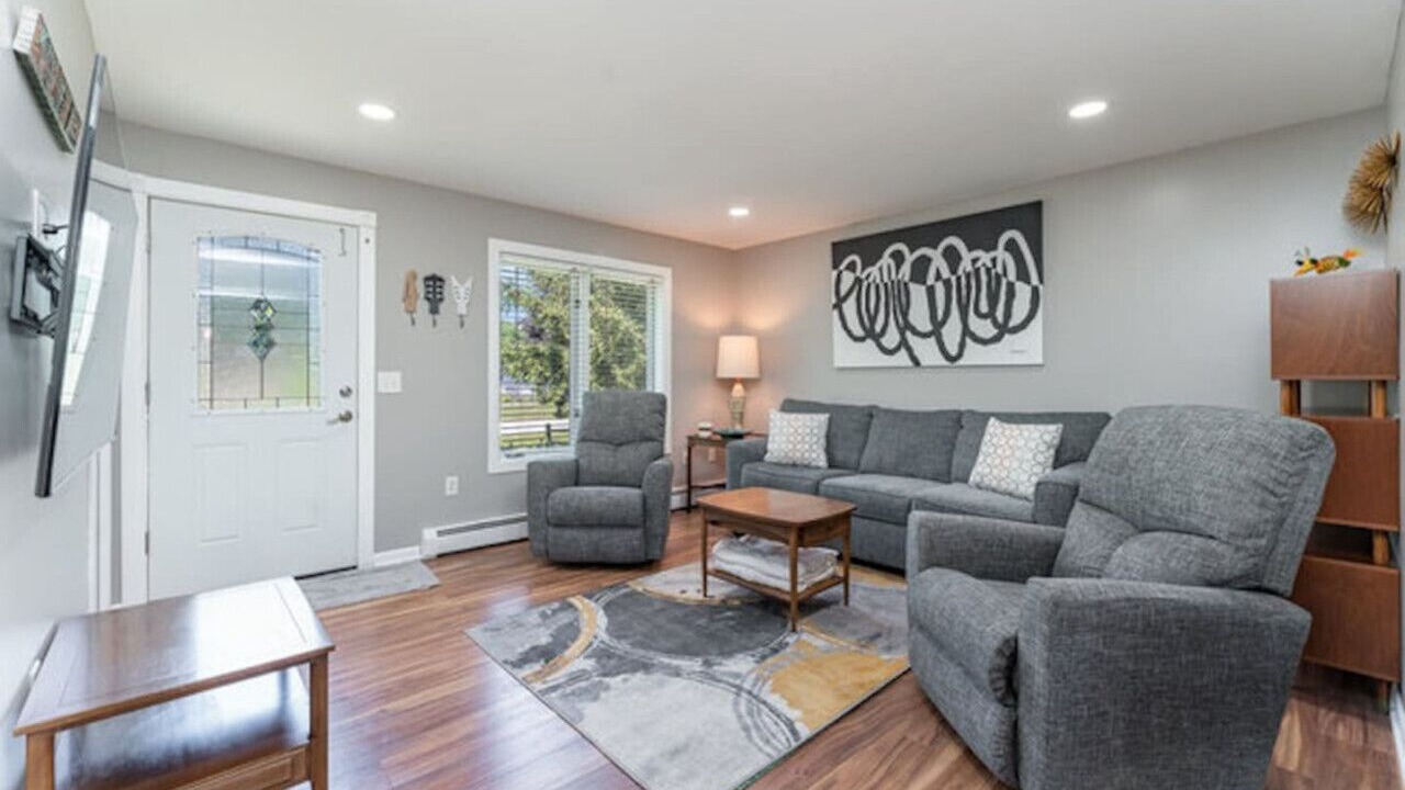 Photo of Livingroom in Bay City