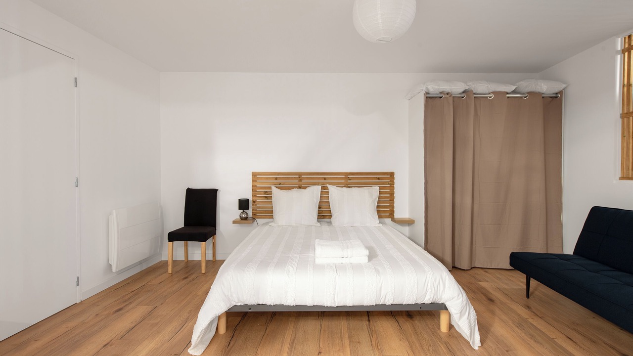 Photo of Bedroom in Castelnau-de-Montmiral