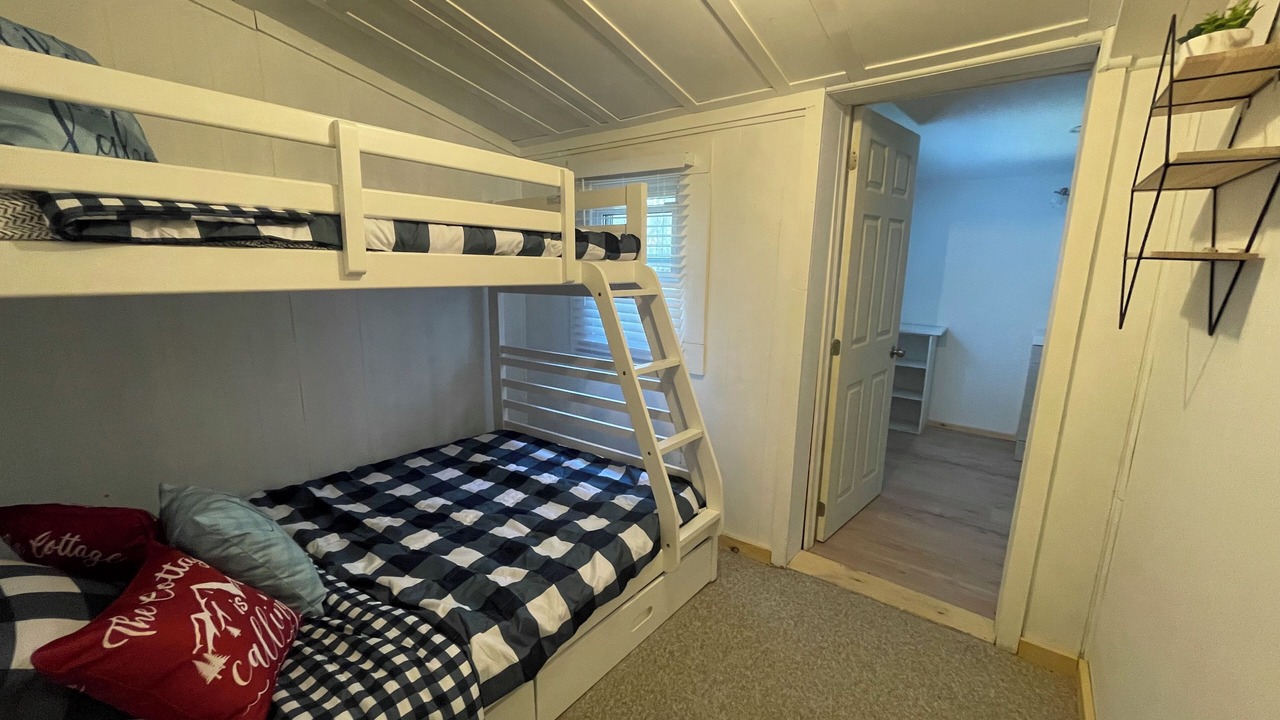 Photo of Bedroom in Colpoys Bay