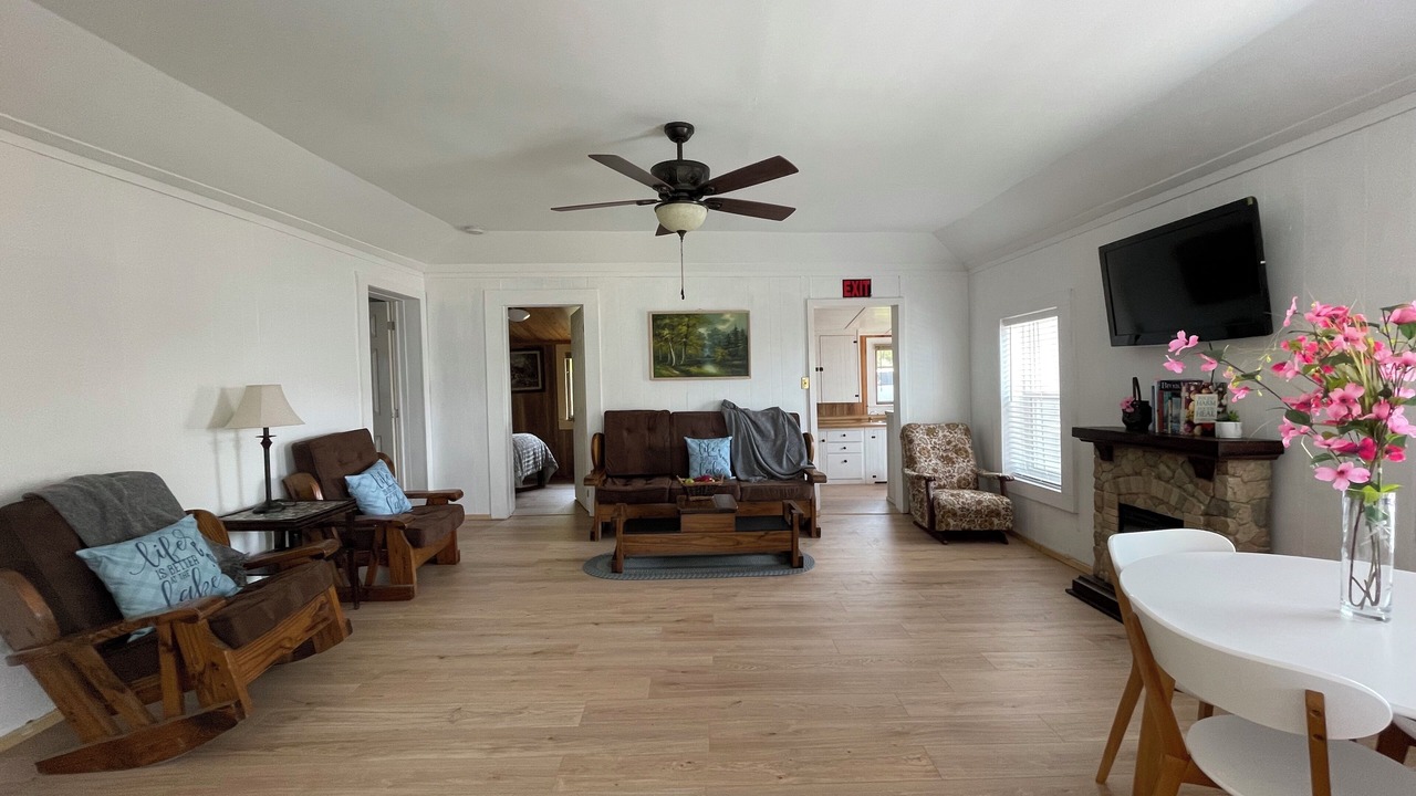 Photo of Livingroom in Colpoys Bay