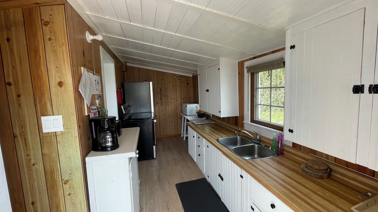 Photo of Kitchen in Colpoys Bay