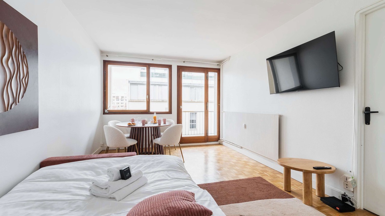 Photo of Bedroom in Republique–Point-du-Jour