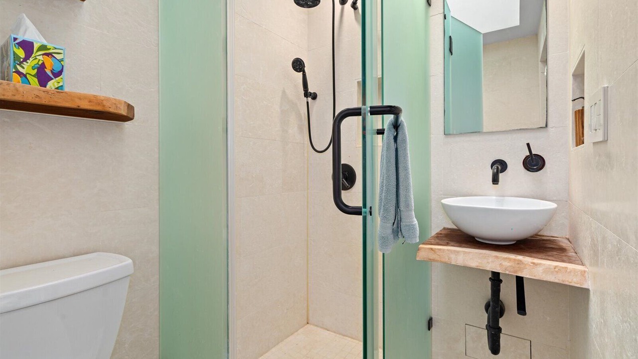 Photo of Bathroom in Eastern Honolulu