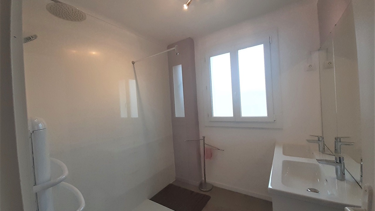 Photo of Bathroom in La Varenne