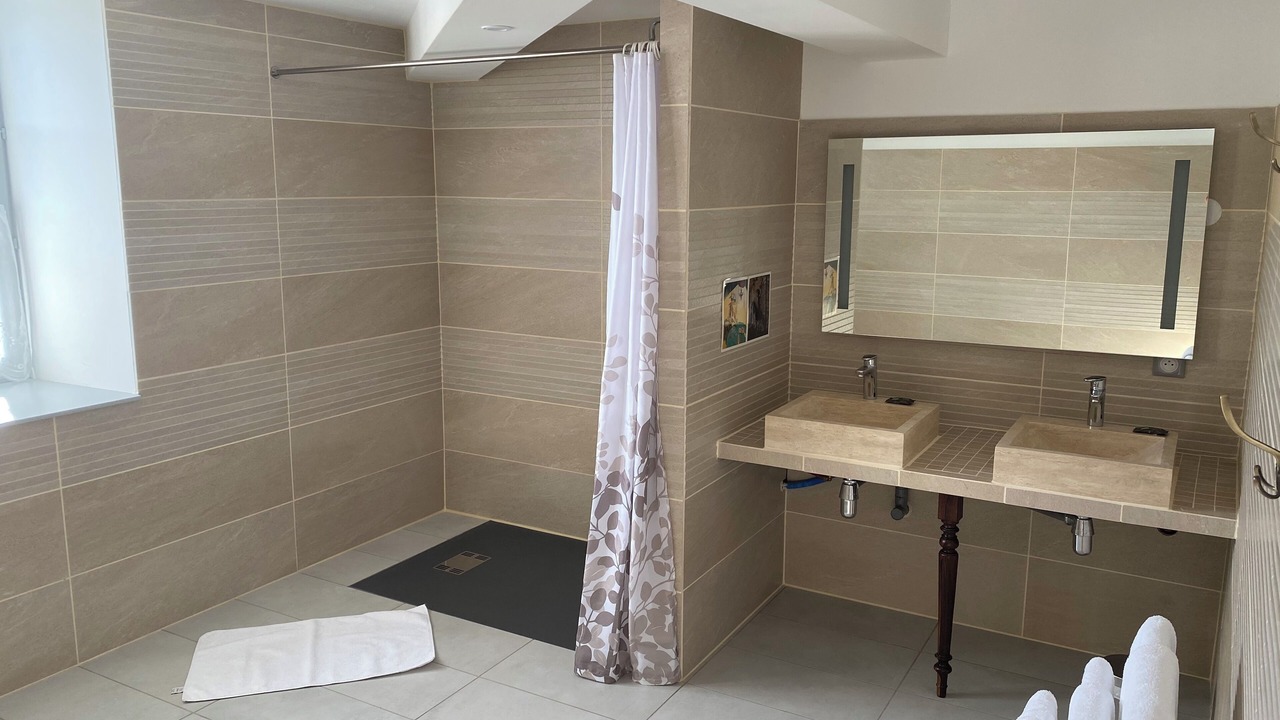 Photo of Bathroom in Montmarault