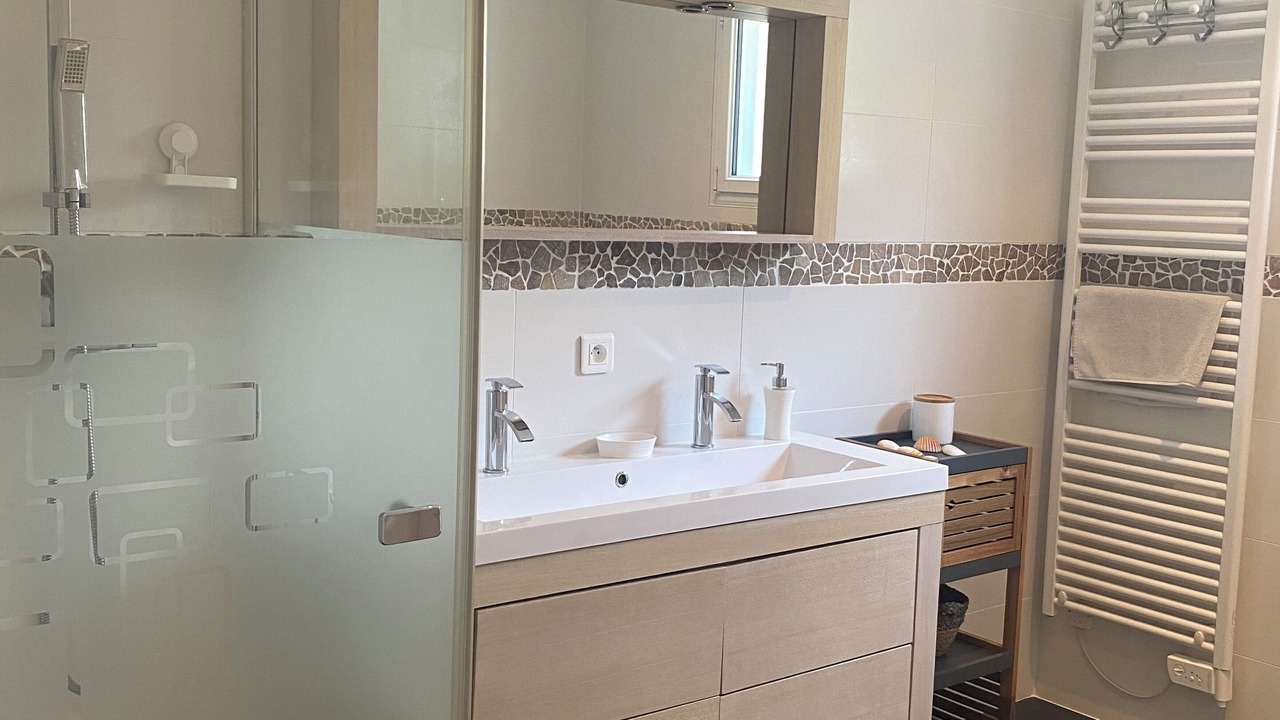 Photo of Bathroom in Messanges