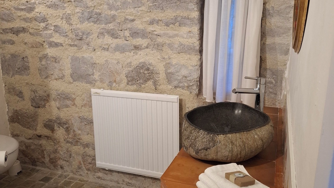 Photo of Bathroom in Saint Alban Auriolles