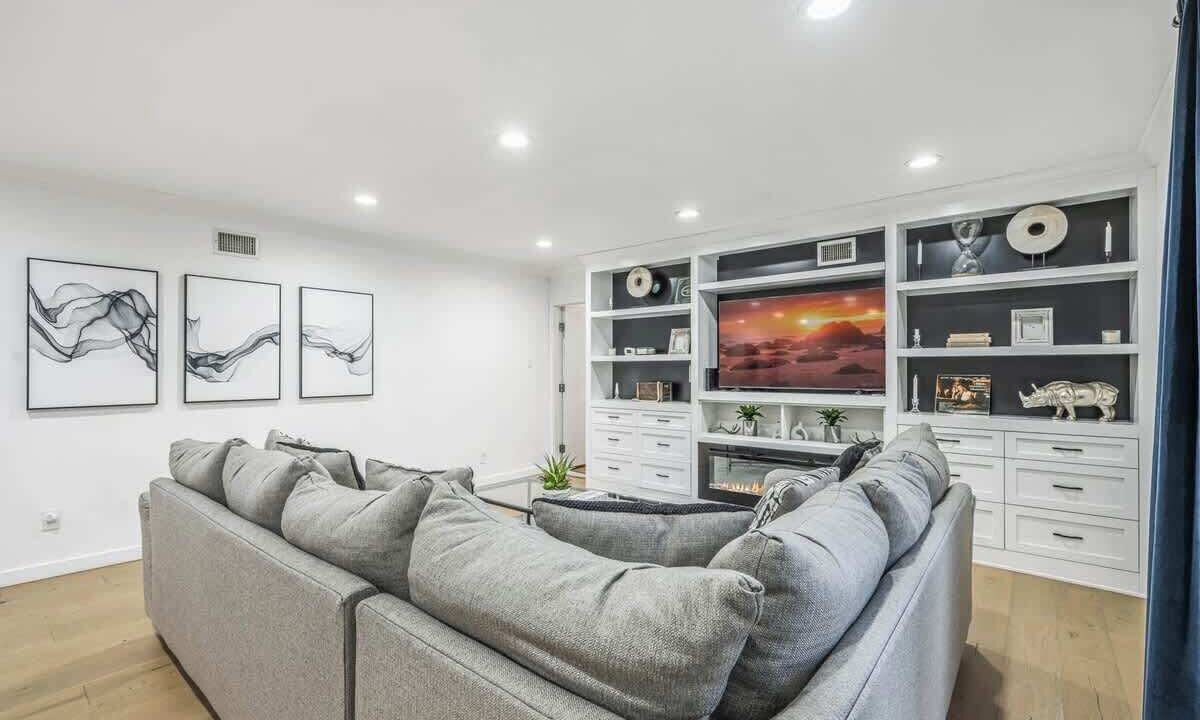 Photo of Livingroom in Northridge