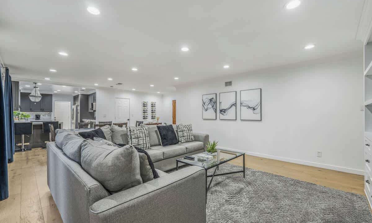 Photo of Livingroom in Northridge