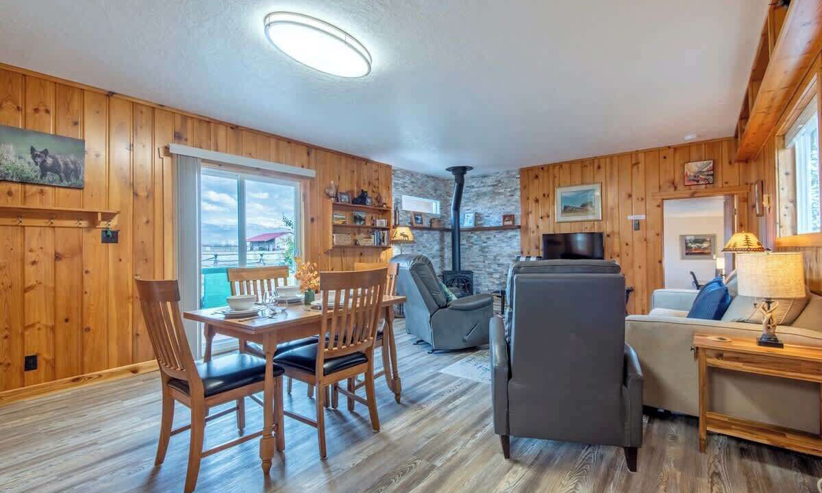 Photo of Livingroom in Leigh Creek Estates