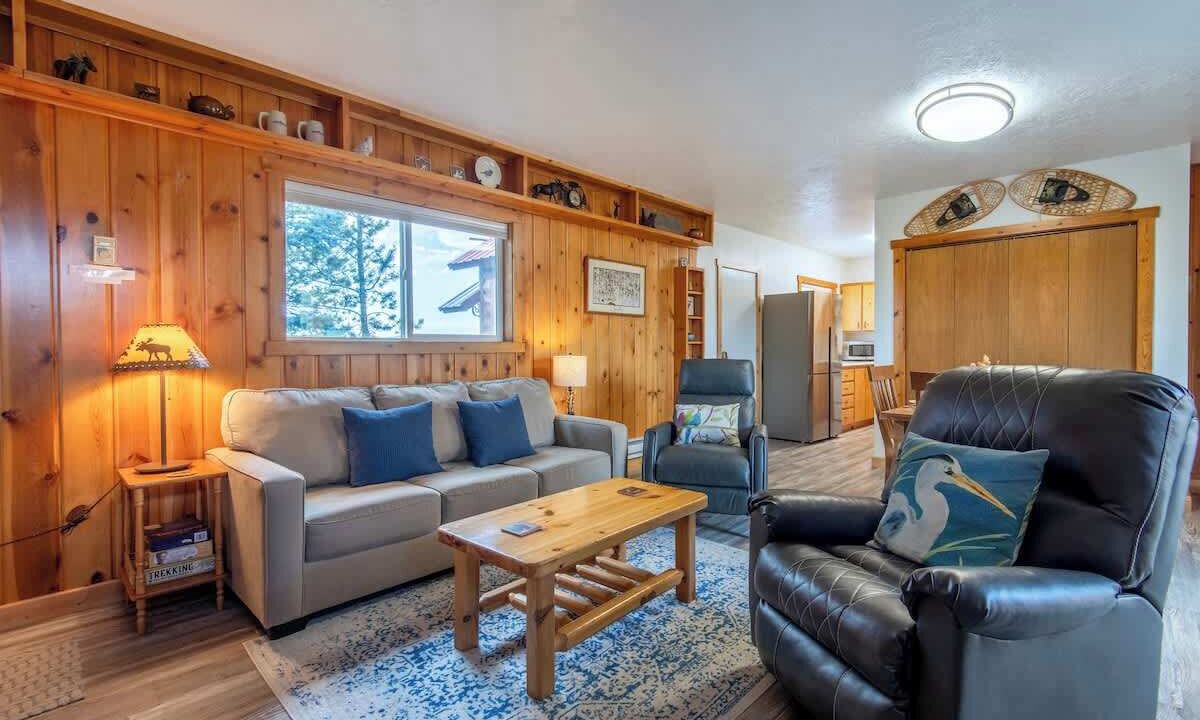 Photo of Livingroom in Leigh Creek Estates
