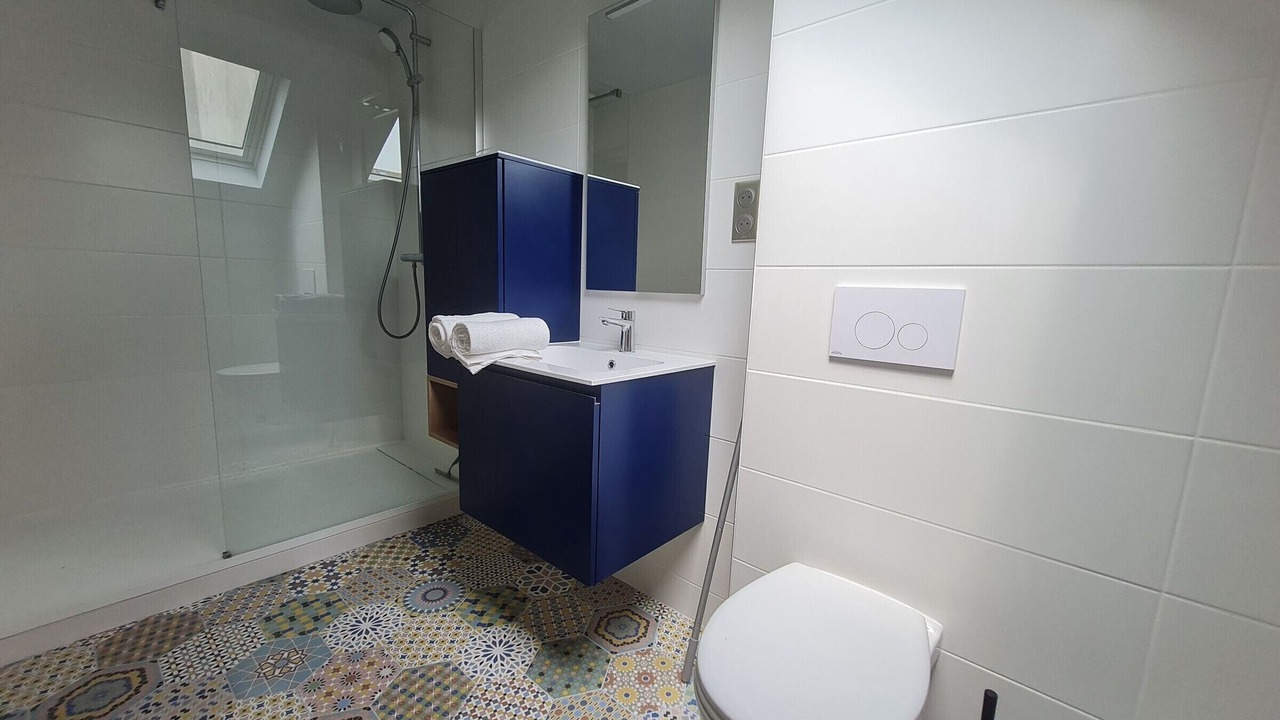 Photo of Bathroom in Poincare - Foch - Anatole France - Croix de Bourgogne