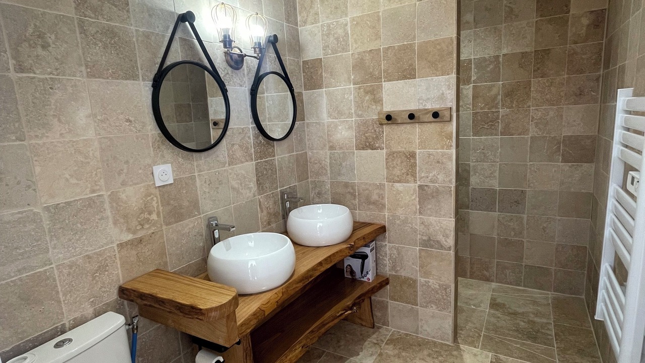 Photo of Bathroom in Cours-de-Pile