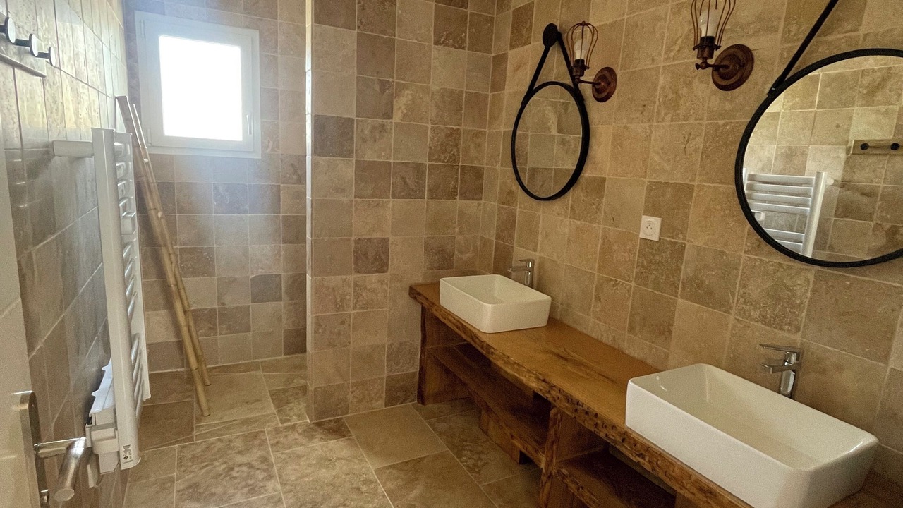 Photo of Bathroom in Cours-de-Pile