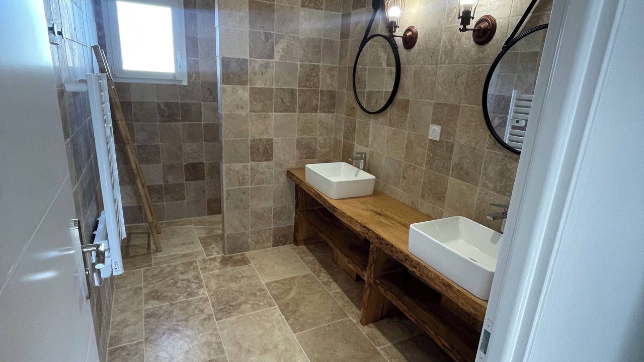 Photo of Bathroom in Cours-de-Pile