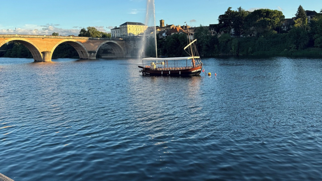 Photo of Others in Cours-de-Pile