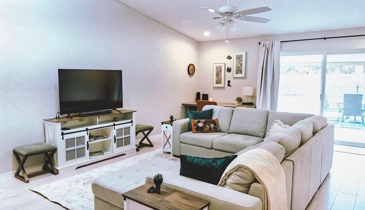 Photo of Livingroom in Northeast Carrollton