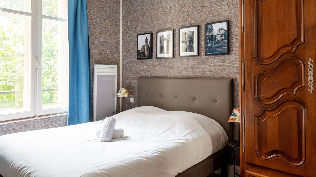 Photo of Bedroom in Poincare - Foch - Anatole France - Croix de Bourgogne
