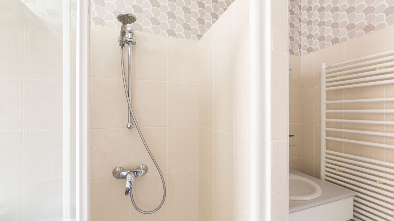 Photo of Bathroom in Poincare - Foch - Anatole France - Croix de Bourgogne