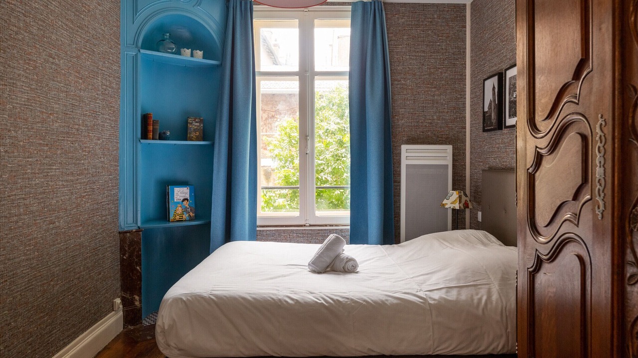 Photo of Bedroom in Poincare - Foch - Anatole France - Croix de Bourgogne