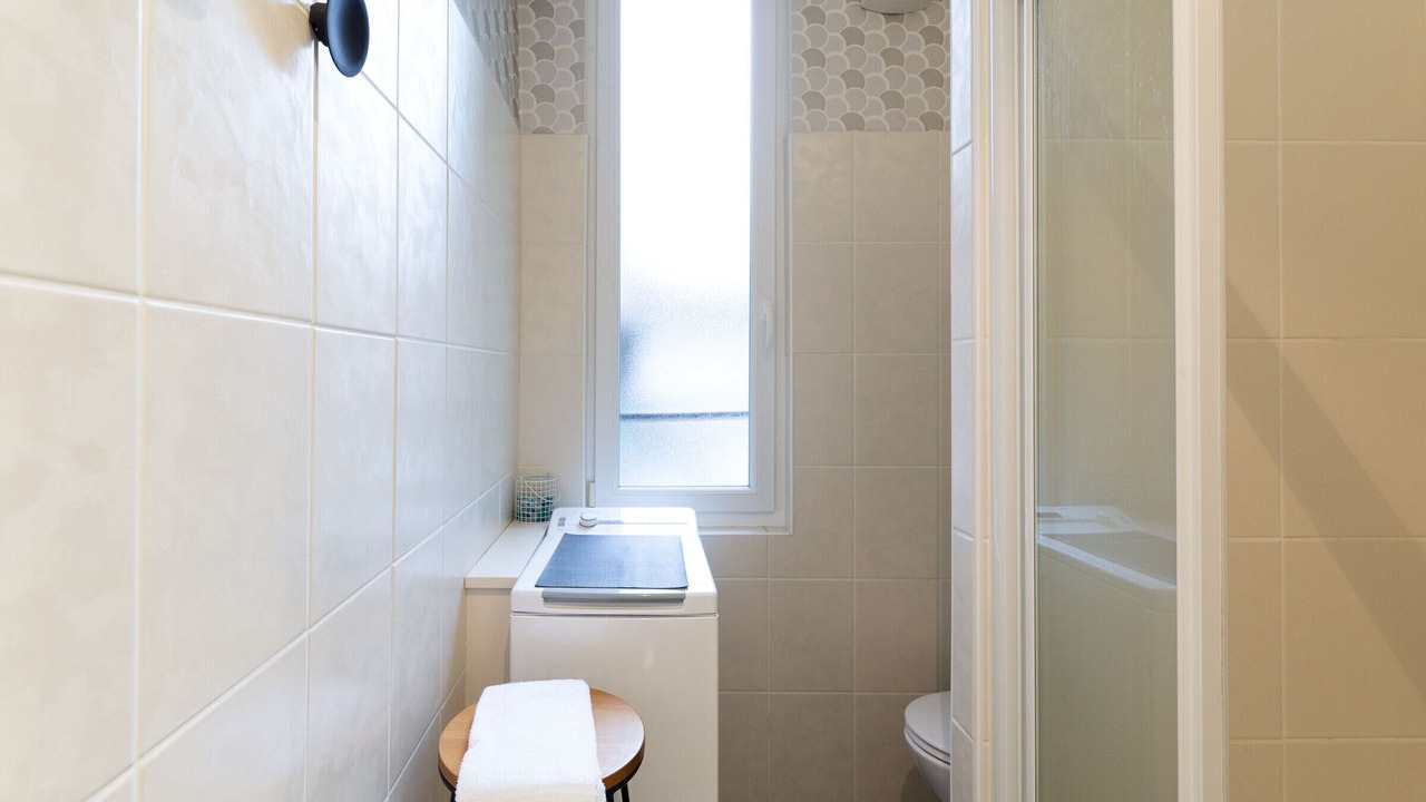 Photo of Bathroom in Poincare - Foch - Anatole France - Croix de Bourgogne