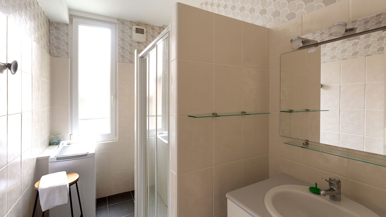 Photo of Bathroom in Poincare - Foch - Anatole France - Croix de Bourgogne