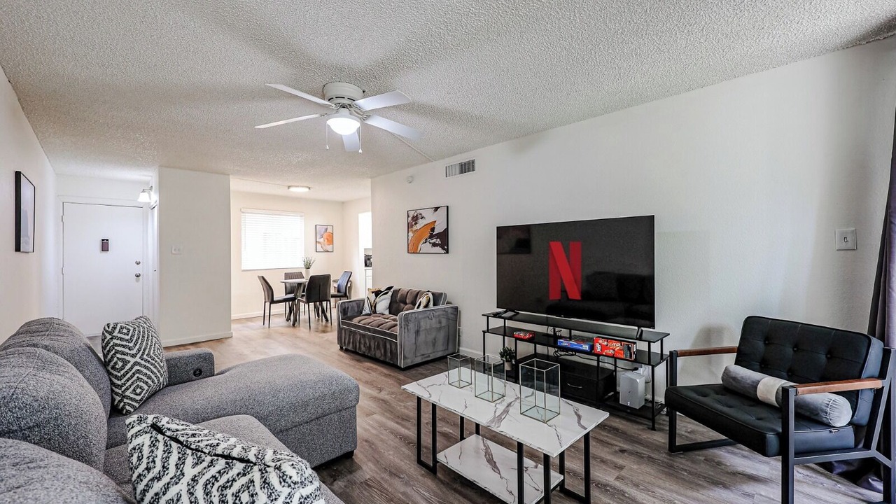 Photo of Livingroom in Entertainment District