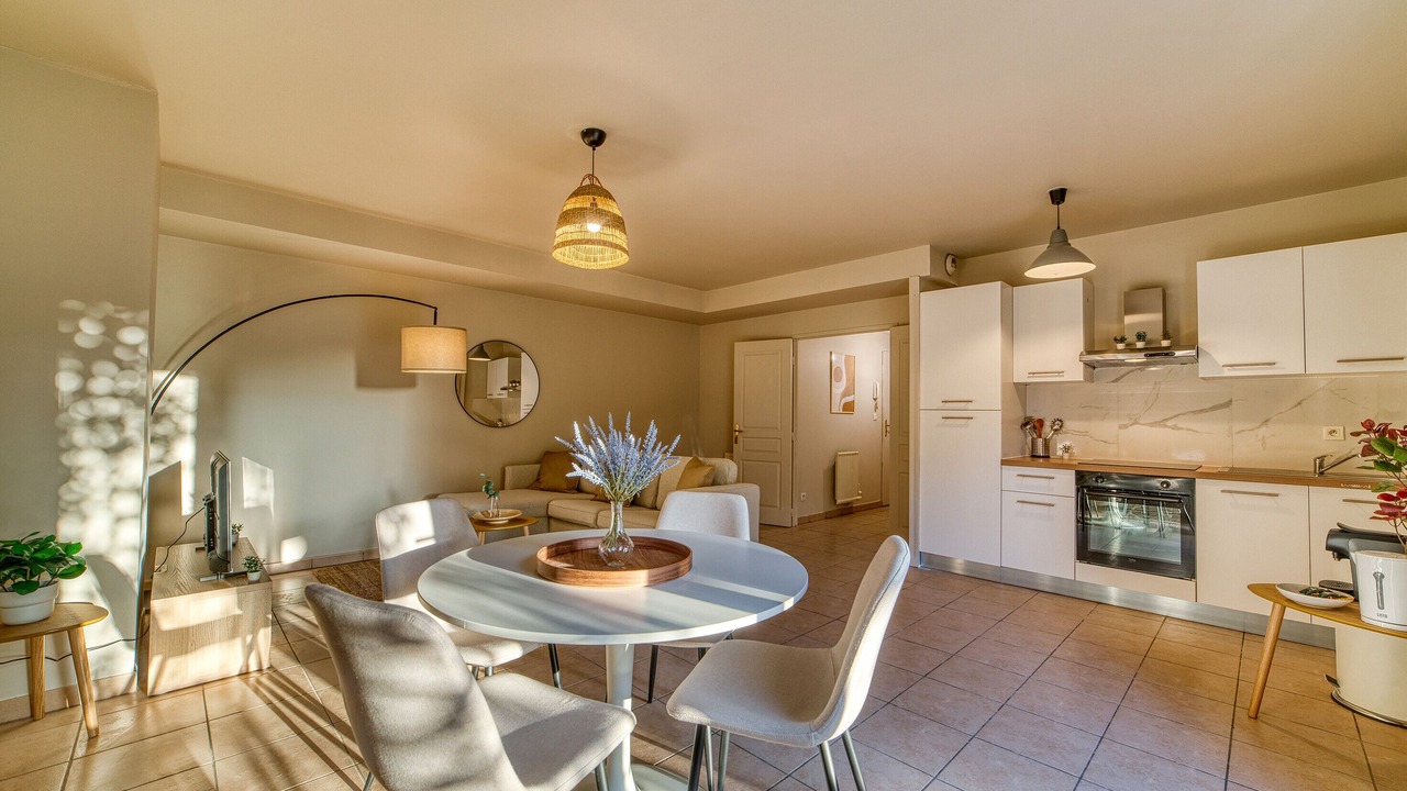 Photo of Others in Bron