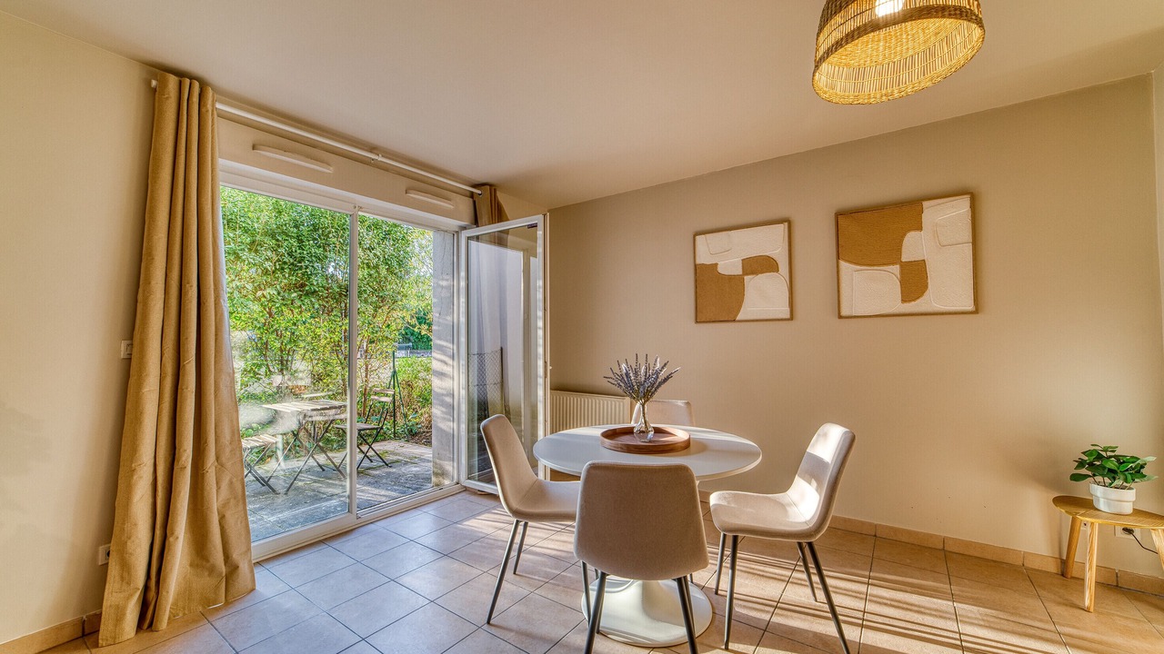 Photo of Others in Bron