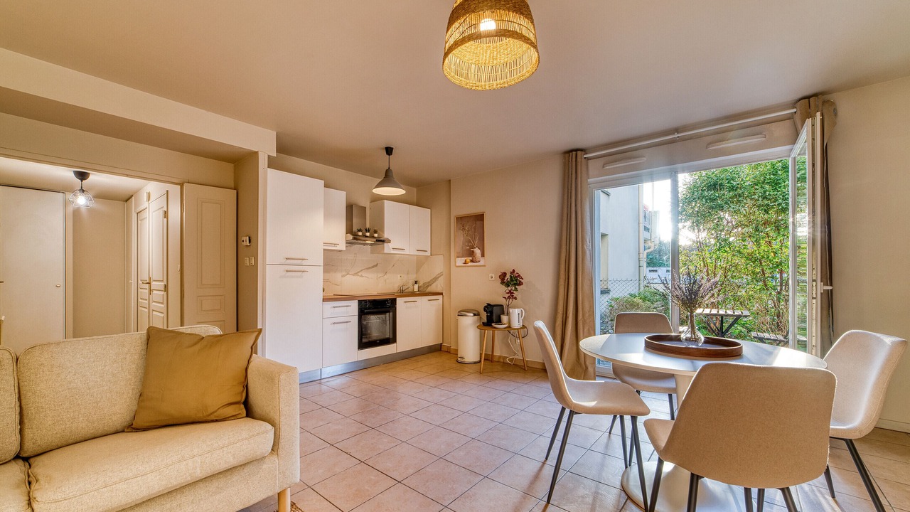 Photo of Others in Bron