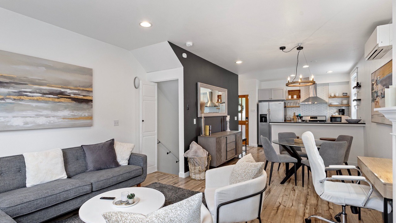 Photo of Livingroom in Eastlake