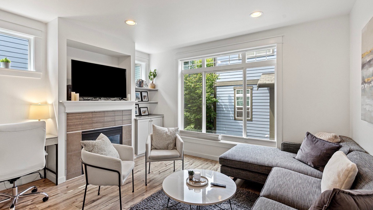 Photo of Livingroom in Eastlake
