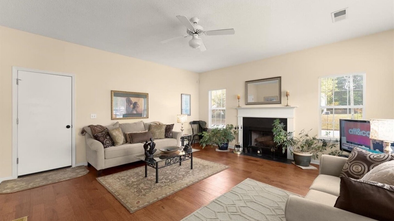 Photo of Livingroom in Belmont