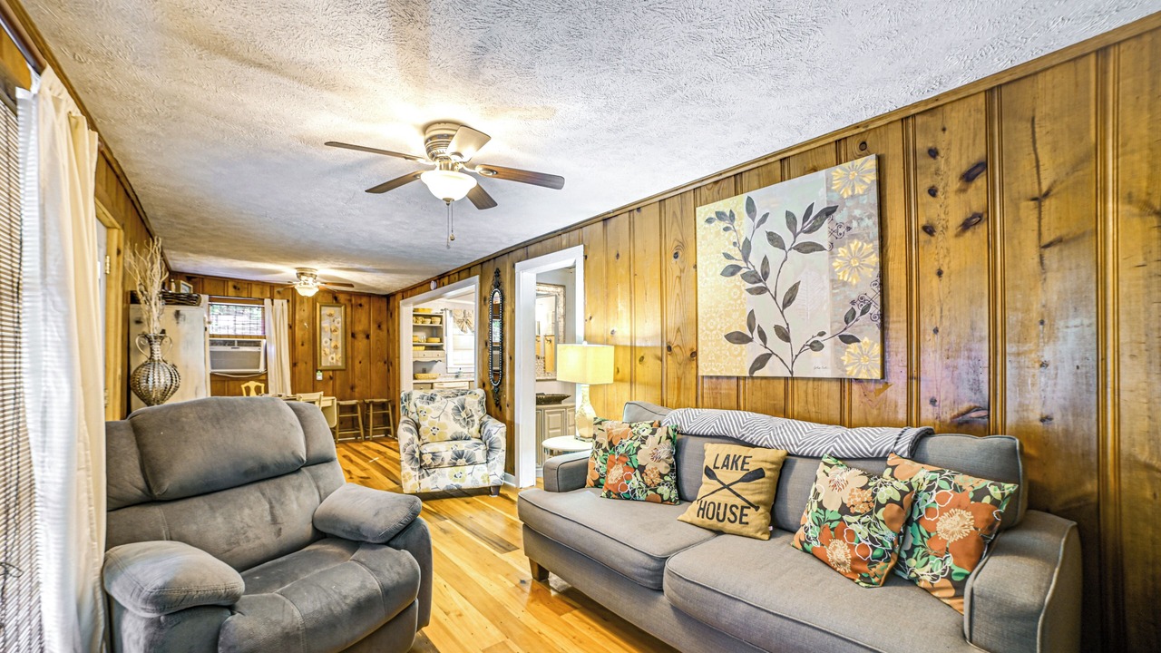 Photo of Livingroom in Springville