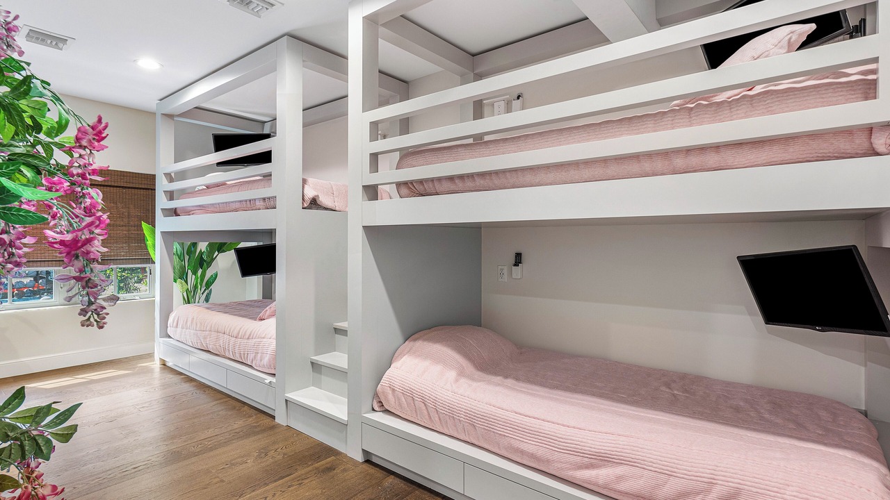 Photo of Bedroom in Tropic Isle
