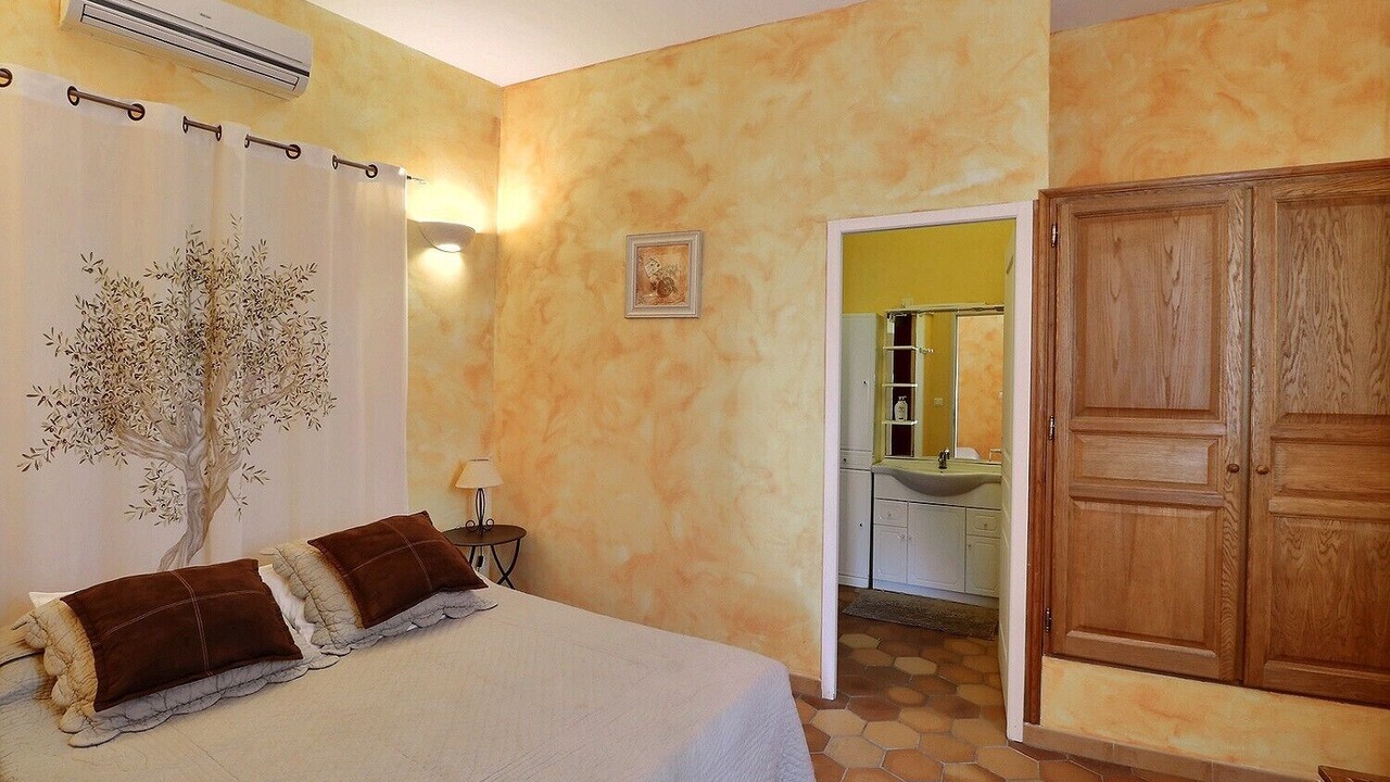 Photo of Bedroom in Montaren-et-Saint-Mediers