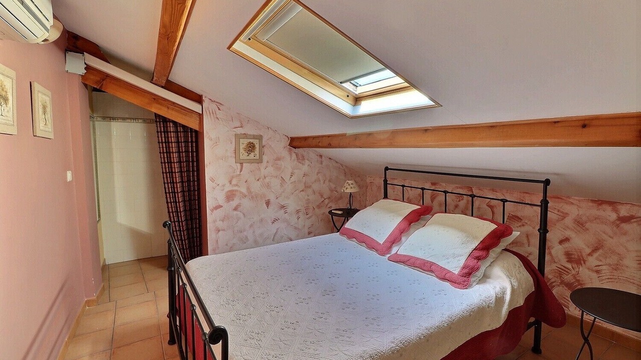 Photo of Bedroom in Montaren-et-Saint-Mediers