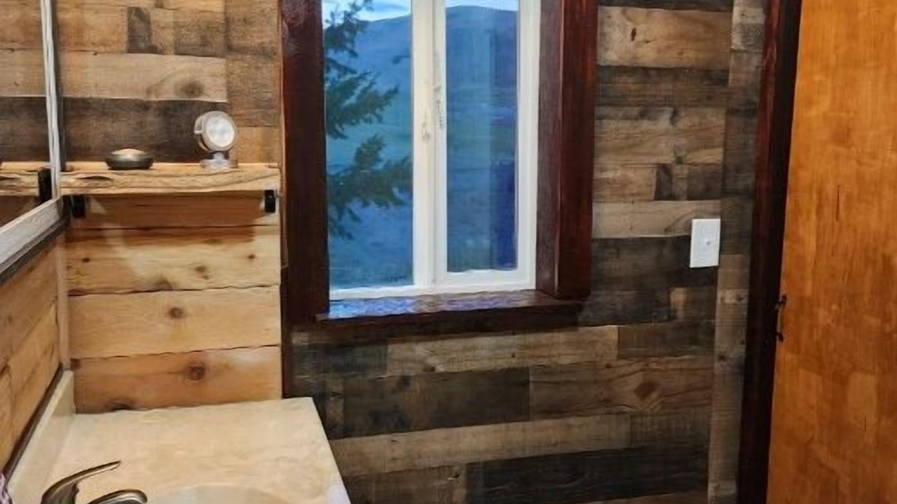 Photo of Bathroom in Oroville