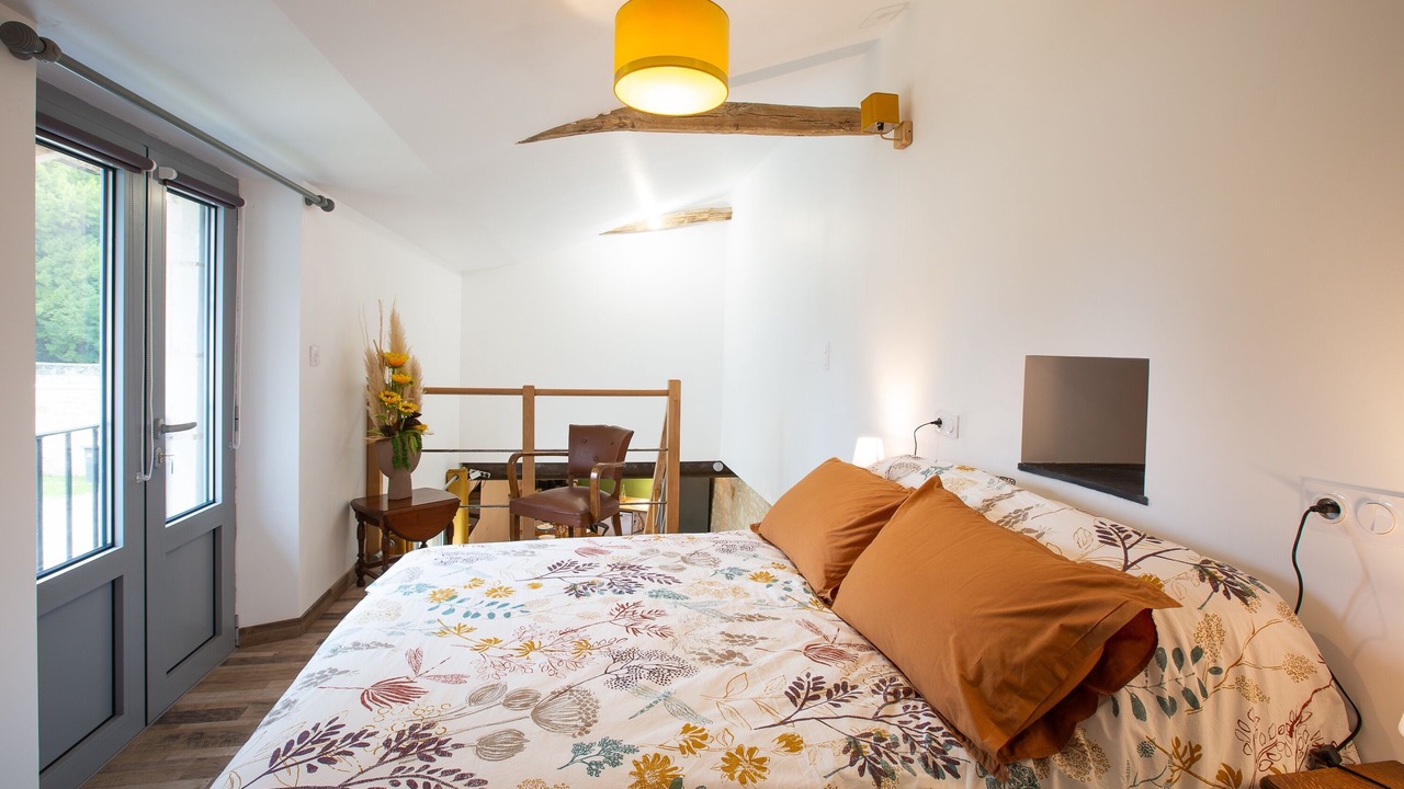 Photo of Bedroom in Distre