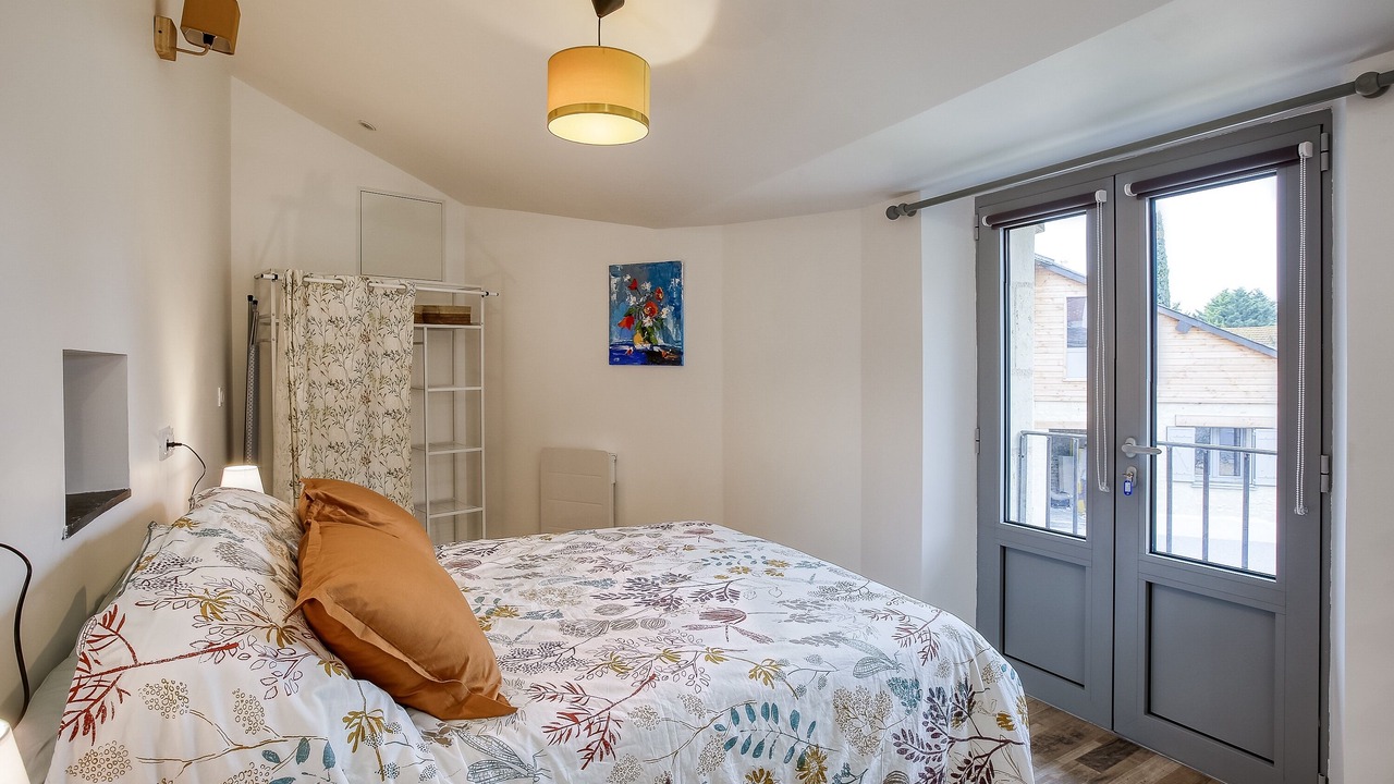 Photo of Bedroom in Distre