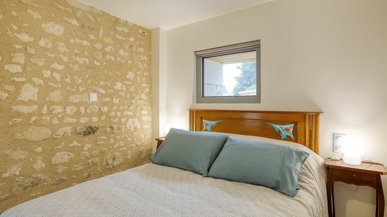 Photo of Bedroom in Distre
