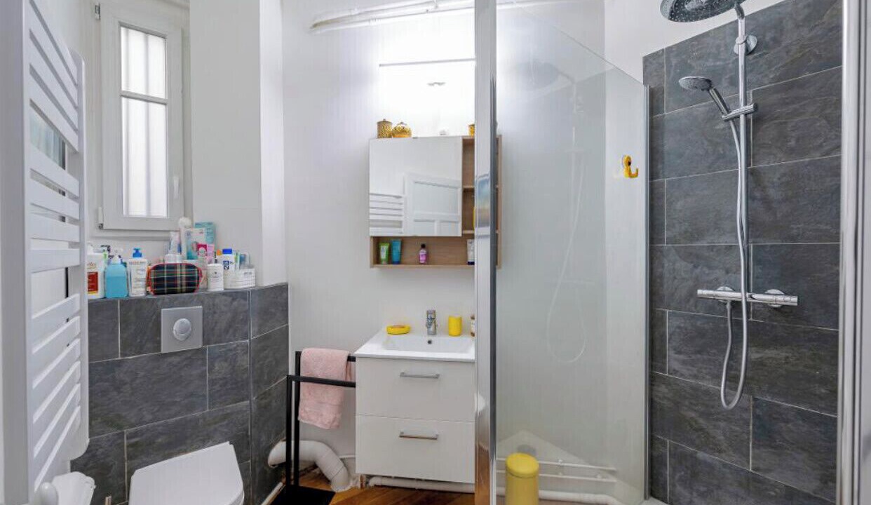 Photo of Bathroom in Quartier des Grandes-Carrieres