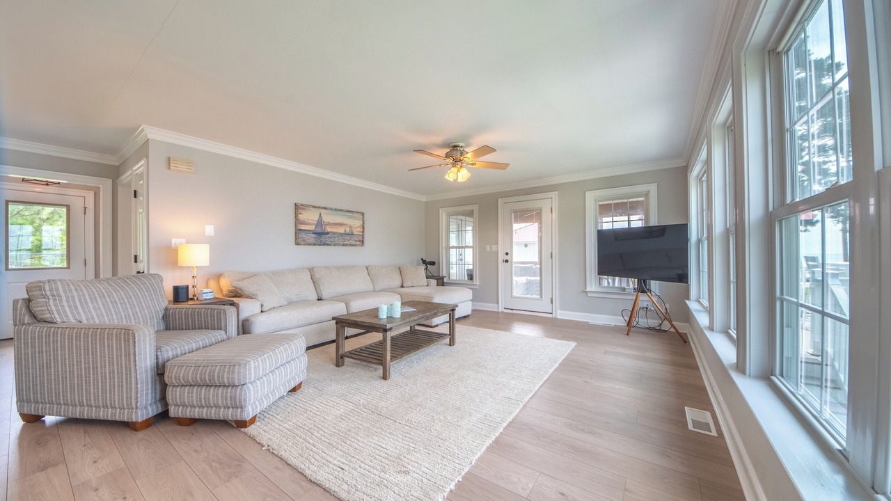 Photo of Livingroom in Deltaville