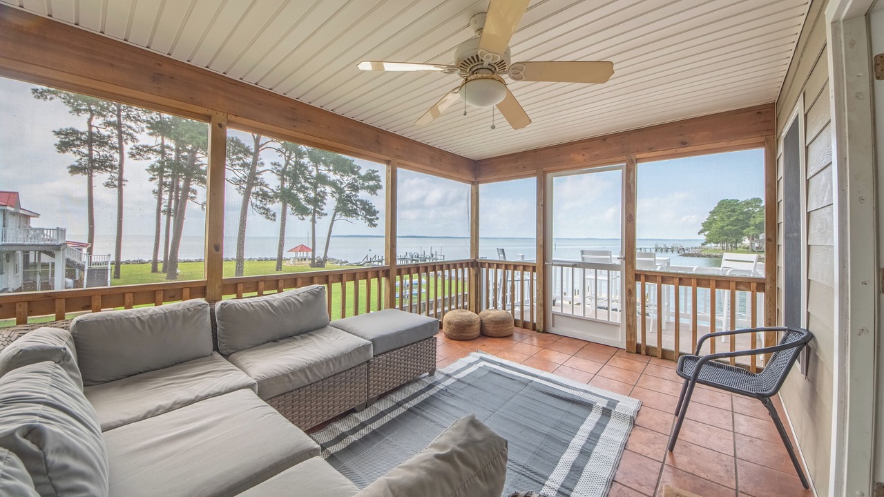 Photo of Livingroom in Deltaville