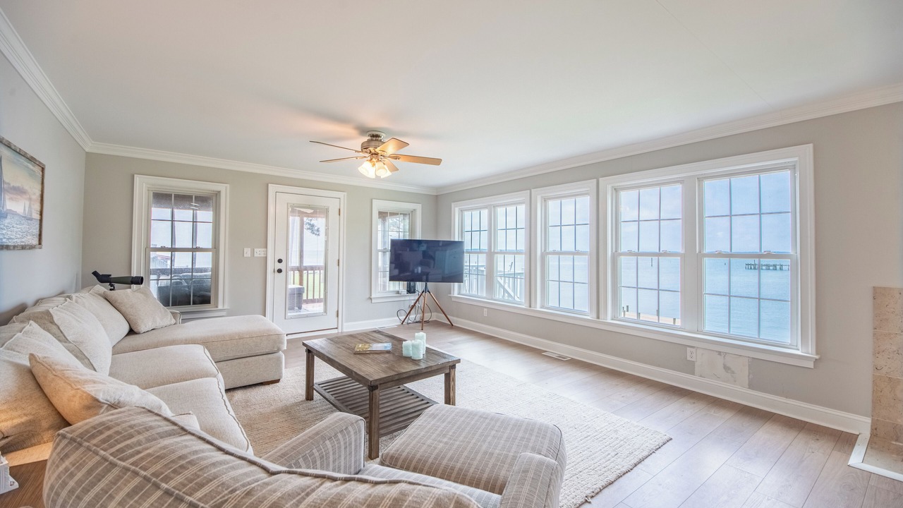 Photo of Livingroom in Deltaville