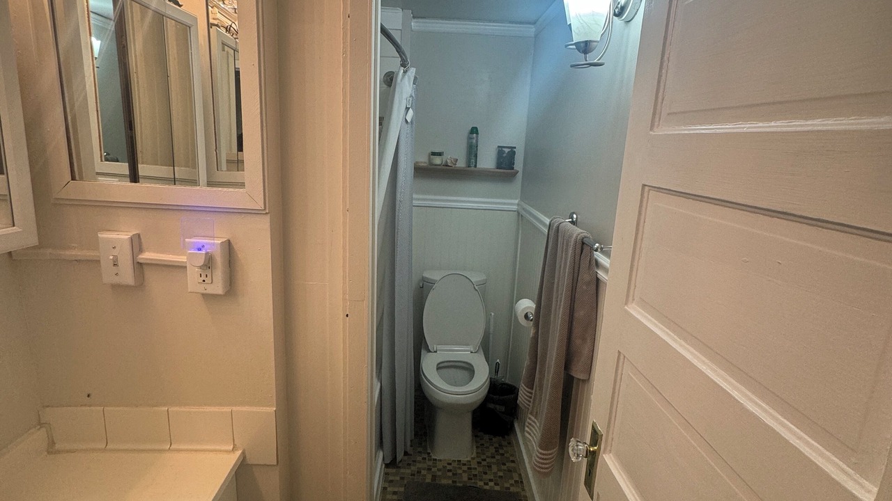 Photo of Bathroom in Central - Terry