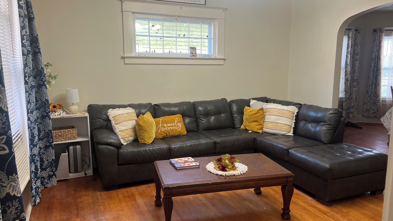 Photo of Livingroom in Utica