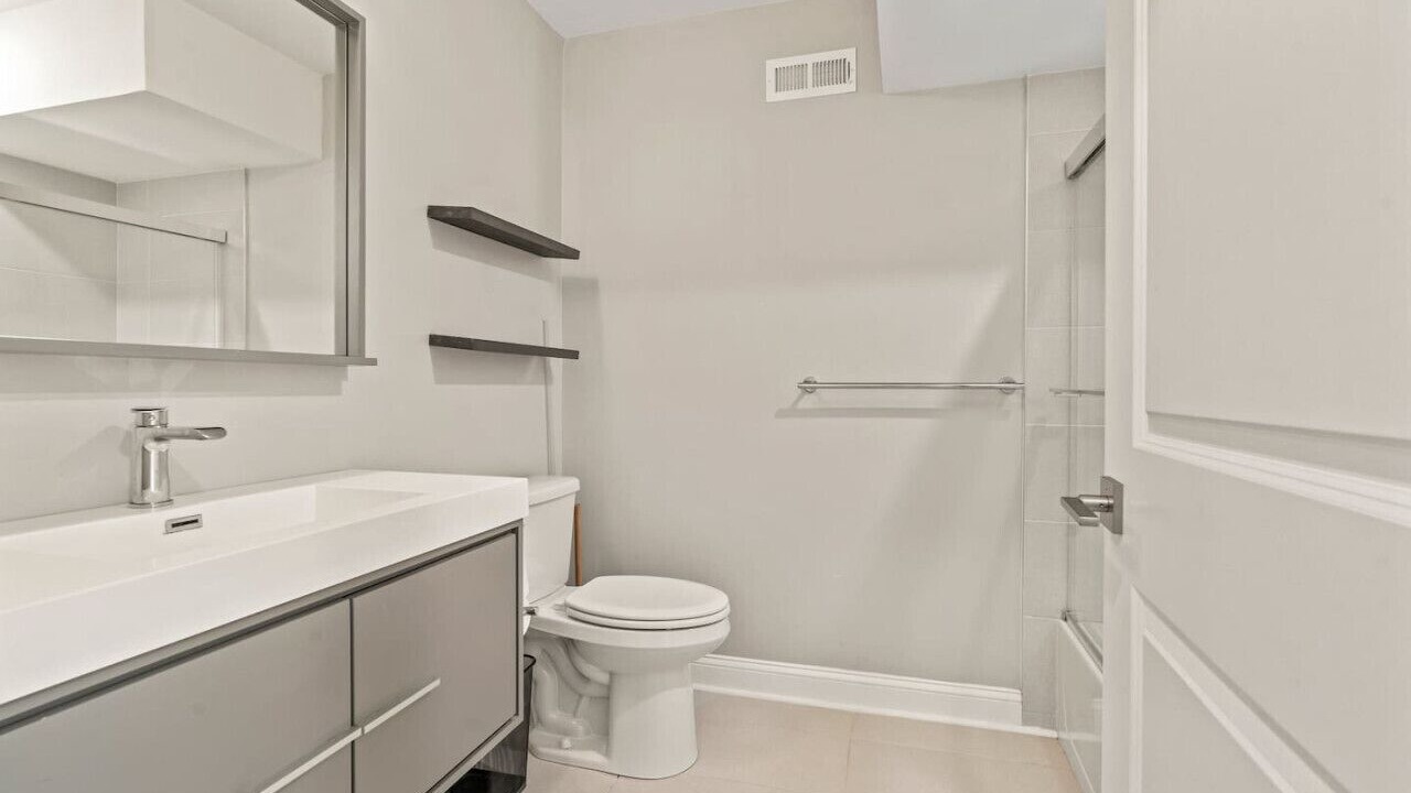 Photo of Bathroom in Graduate Hospital