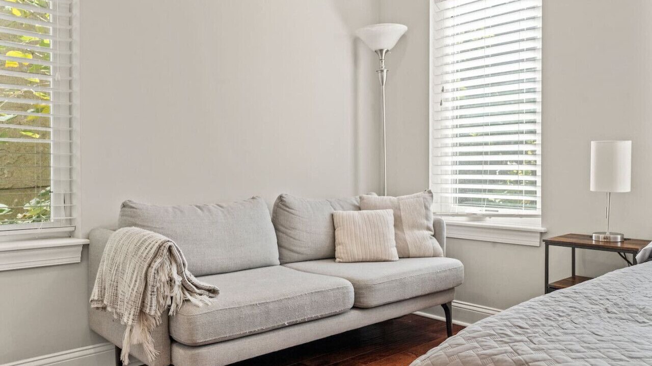 Photo of Livingroom in Graduate Hospital